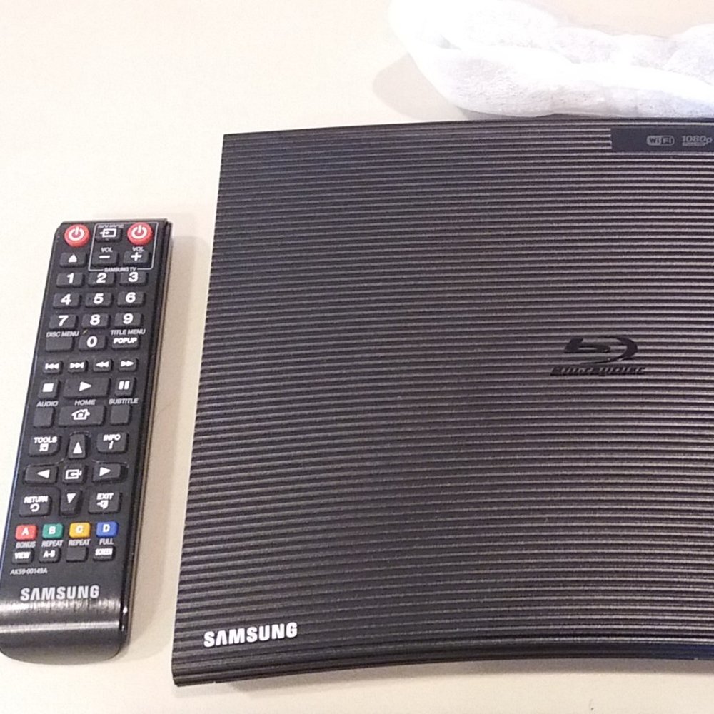 Samsung Blu-ray Player / DVD Player with remote BD-J5700